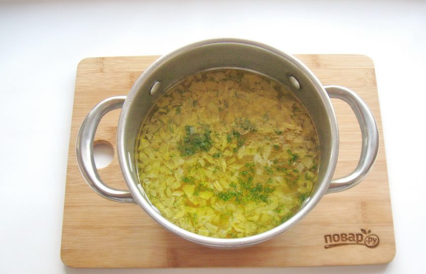 1. Этап. Уха прозрачная: Добавьте в кастрюлю лавровый лист, соль, перец. Варите до готовности овощей. В конце добавьте в уху нарезанный укроп.