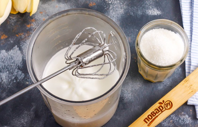 1. Этап. Безе без миксера: Всыпьте в емкость с белками соль и начните их взбивать. Проще всего воспользоваться венчиком или специальным кухонным гаджетом в виде венчика, который вращается вокруг своей оси при нажимании. Вам нужно взбить белки в течение 8-10 минут до пены, состоящей из мелких пузырей.