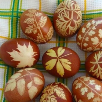 Пасхальные крашеные яйца