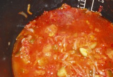 1. Этап. Солянка с курицей в мультиварке: Влейте 150 мл огуречного рассола и рассола из под маслин, продолжайте тушить.