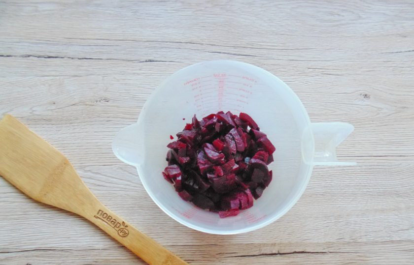 1. Этап. Свекольный кетчуп на зиму: Свеклу отварите до мягкости. Она должна быть очень мягкой. Охладите, очистите и мелко нарежьте. Переложите в глубокий стакан для взбивания.