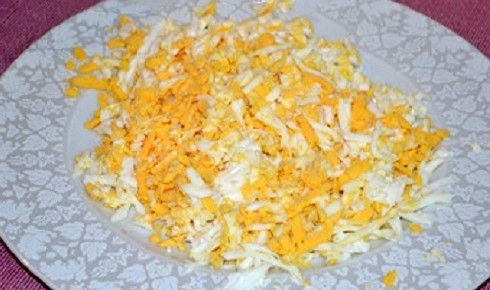 1. Этап. Салат Тифани: И яйца тоже натрем на крупной терке.