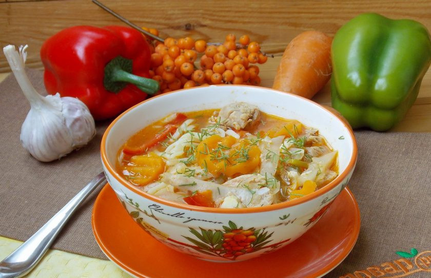 1. Этап. Суп Кесме по-киргизски: В миску выложите лапшу, залейте супом и подавайте к столу, посыпав зеленью.