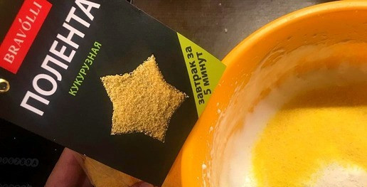 1. Этап. Бисквитный пирог с полентой: Добавить разрыхлитель и поленту в белки.