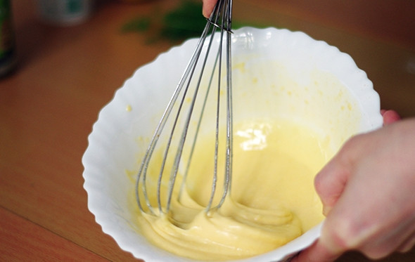 1. Этап. Оладьи из баклажанов: 3. Отдельно в небольшой мисочке взбейте яйца.