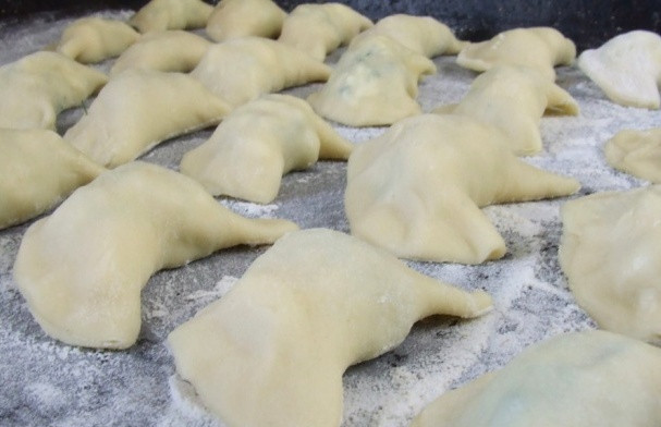 1. Этап. Вареники на кефире с творогом: Теперь мы скрепляем плотно края теста, выкладываем вареники на присыпанную мукой разделочную доску и отправляем вареники на пол часа в морозилку.