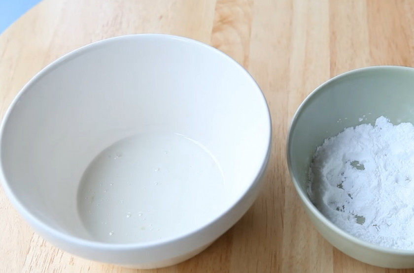 1. Этап. Клюква в сахарной пудре: 3. Добавьте яичный белок, разотрите массу добела.