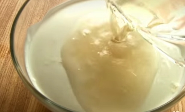 1. Этап. Селедочный тарендис: 6. Подогрейте желатин, чтобы он полностью растворился, добавьте его к сметане. Залейте этой смесью сельдь.