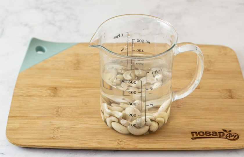 1. Этап. Молоко из кешью: Измельчите кешью с водой блендером до однородной консистенции.