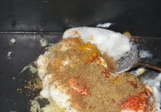 1. Этап. Куриный Кабоб: Приготовление маринада: Смешать имбирь, чеснок, йогурт, порошок чили, порошок дхания, куркуму и соль.