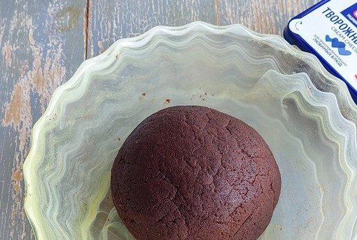 1. Этап. Кейк-попсы с вареной сгущенкой: Перемешать до получения однородной массы, которую можно скатать в шар.