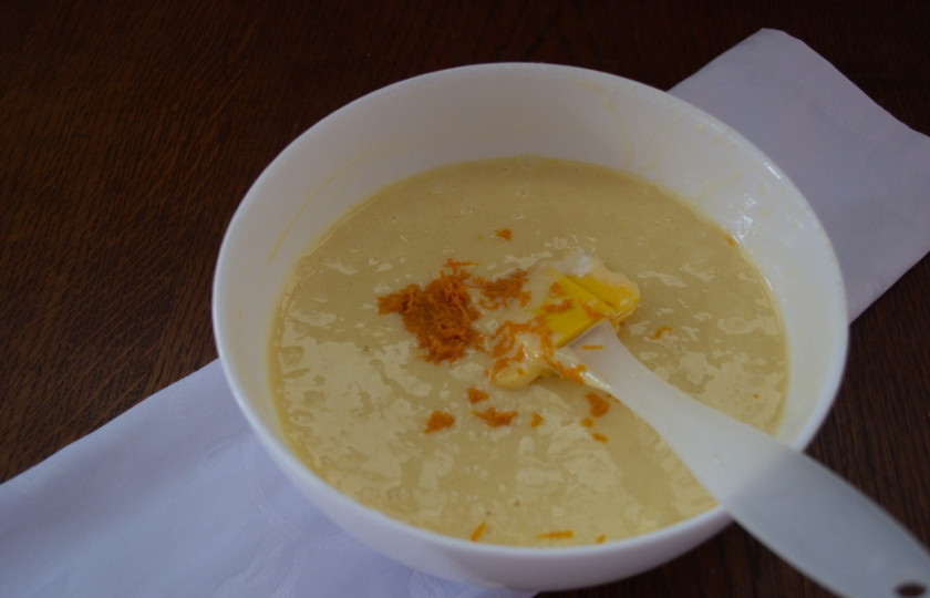 1. Этап. Диетические маффины: Просейте муку и замесите тесто. Оно будет как на оладьи. Добавьте цедру апельсина. Перемешайте.