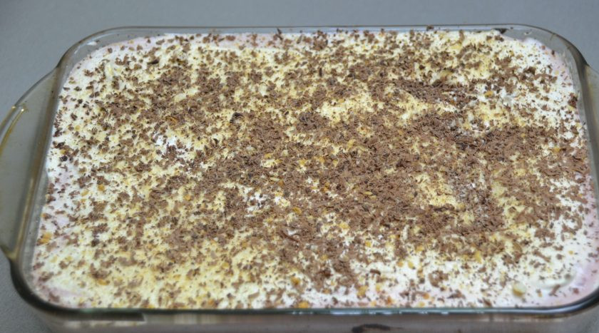 1. Этап. Дырявый пирог с клубникой: Выложите взбитые сливки верхним слоем пирога. При желании можно посыпать тертым шоколадом, или натертым на терке печеньем, в сезон клубники хорошо украсить пластинками свежих ягод и листочками мяты.