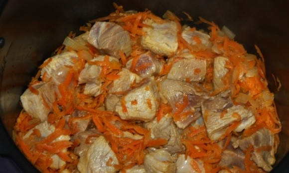 1. Этап. Свинина в мультиварке-скороварке: Потом положите к обжаренным луку с морковью мясо. Готовьте ещё 5 минут. После поставьте режим 