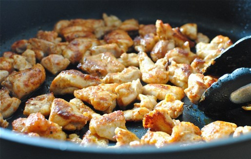 1. Этап. Бефстроганов из курицы: 2. На сковороду налить растительное масло и разогреть его. В горячее масло отправить курицу и обжарить каждый кусочек с двух сторон до золотистой корочки.