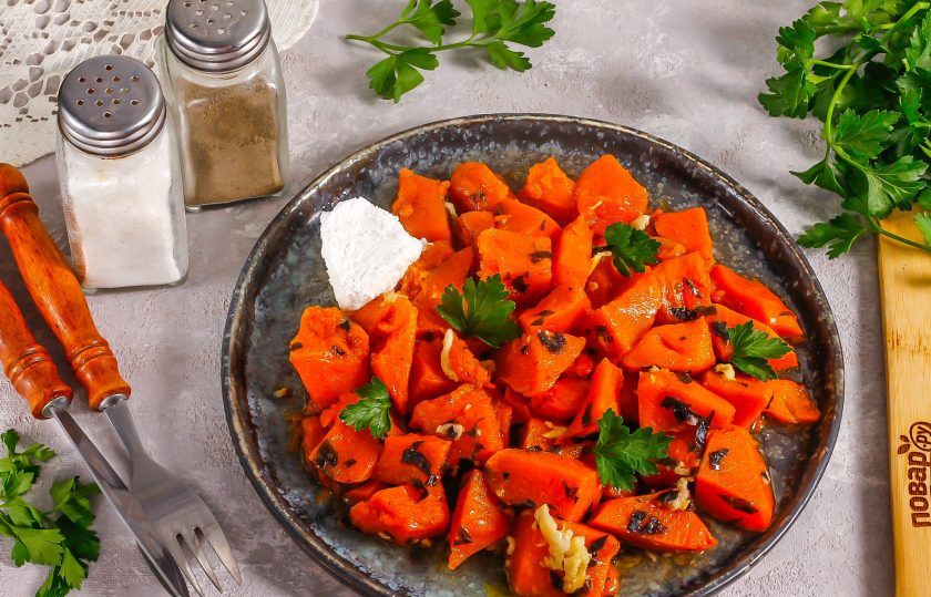 1. Этап. Тыква запеченная с базиликом: Выложите ароматную и сочную тыкву на тарелку и подайте к столу.