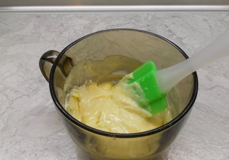 1. Этап. Глазурь для кулича из сгущенки: Шоколад растопите и хорошо смешайте со сгущёнкой.