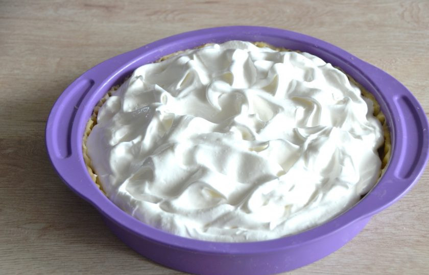 1. Этап. Польский пирог с яблоками и безе: Выложите белковую массу поверх яблочной начинки.