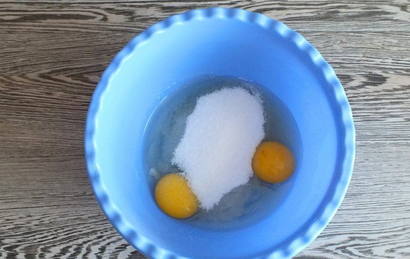 1. Этап. Кекс с клюквой на сметане: В чаше соедините яйца и сахар. Взбейте в пышную, белую массу.