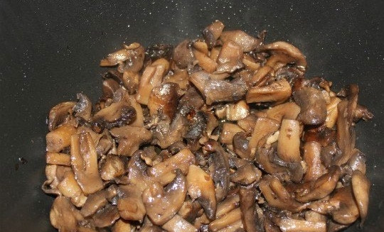 1. Этап. Куриная грудка с шампиньонами в сливках: 12. Обжаренные грибочки перекладываю в казан или кастрюлю с толстым дном.