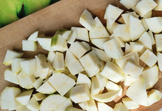 1. Этап. Зеленый смузи: Продукты вымыть, обсушить и срезать кожицу с яблока и кабачка. *Если кабачок со своего дачного участка, то кожицу можно оставить. Нарезать произвольно кабачок