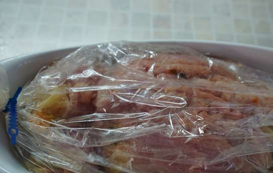 1. Этап. Филе индейки в рукаве: Уберите мясо в рукав и поставьте запекаться в форме на 50 минут. После этого времени разрежьте пакет, полейте соком из него мясо и готовьте ещё 10 минут. Повысьте температуру до 200 градусов.