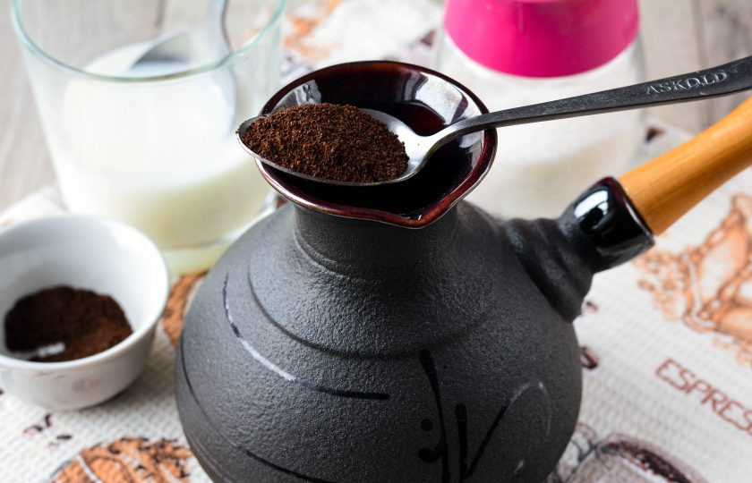 1. Этап. Кофе в турке с молоком: Всыпьте кофе в турку, у меня керамическая турка.