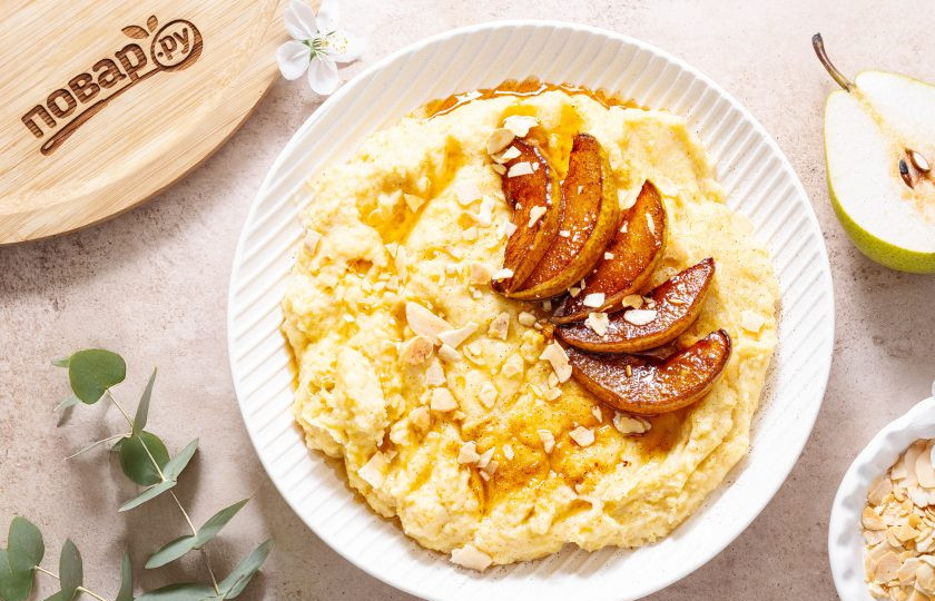 1. Этап. Полента с грушами: Выложите поленту в тарелку, сверху добавьте жареную грушу и миндальные лепестки. Полейте кленовым сиропом или медом. Приятного вам аппетита!