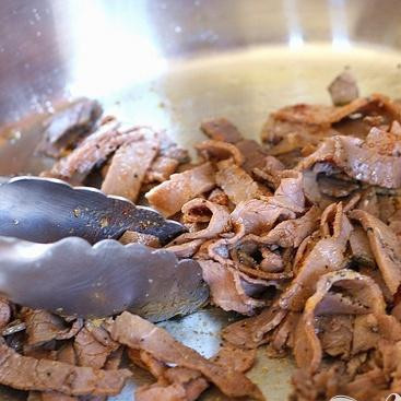 1. Этап. Гирос с говядиной и овощным соусом: 1. Приготовить начинку. Нагреть оливковое масло в сковороде и добавить говядину, вустерширский соус, немного лимонного перца, паприки, 1/2 чайной ложки чесночного порошка, черный перец и жарить на медленном огне, пока вы готовите соус Дзадзики.