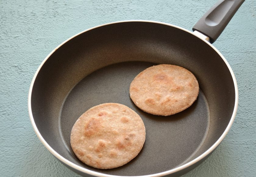 1. Этап. Цельнозерновые лепешки: В процессе приготовления лепешки должны стать пухлее.