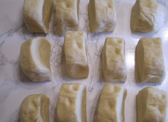 1. Этап. Булочки с вареньем: 8. Переходим на удобную рабочую поверхность. Муку использовать не нужно, тесто не липнет, приятное. Вымешиваем, делим на равные части. Я поделила на 12.