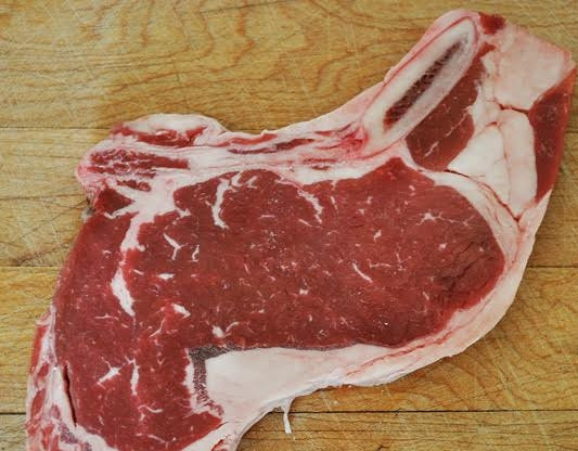 1. Этап. Стейк из свинины в духовке: 1. Для начала мясо – его нужно заранее достать из холодильника. Вымыть, обсушить, посолить и поперчить со всех сторон.