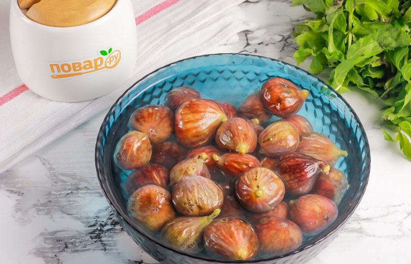 1. Этап. Консервированный инжир: Инжир промойте в воде несколько раз.