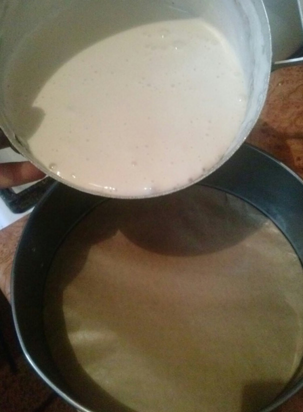 1. Этап. Большой бисквитный торт с безе: 3. Обязательно форму смажьте маслом и на дно покройте пергамент для выпечки. Выливаем массу и равномерно ее распределяем.