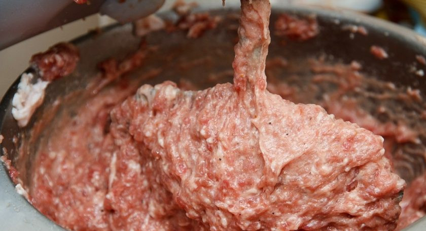 1. Этап. Австрийские сосиски: 4. Выложите фарш в миксер или перемешивайте его руками, добавьте лед и все оставшиеся специи, хорошенько все перемешайте.