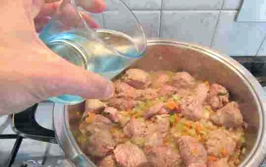 1. Этап. Телятина, тушенная с помидорами: 5. Влейте вино и готовьте в течение 2-3 минут, пока вино не испарится.