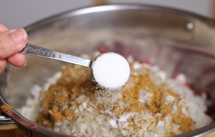 1. Этап. Настоящие манты: Добавьте к мясу лук, специи и соль. Хорошенько перемешайте.