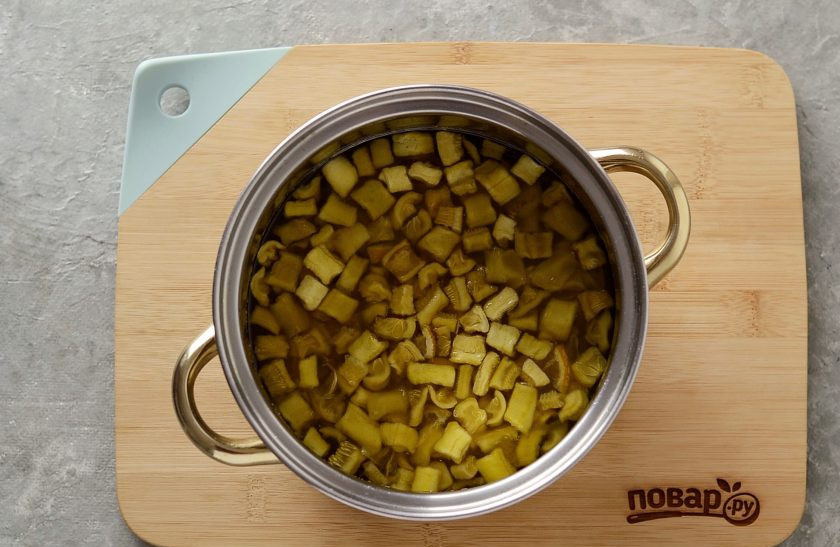 1. Этап. Варенье из кабачков как ананасовое: Перемешайте, снова доведите до кипения и варите минут 10, постоянно помешивая. Кабачок должен стать прозрачным и немного поменять цвет. Затем полностью остудите варенье. Повторите еще 2-3 раза, до желаемой консистенции.