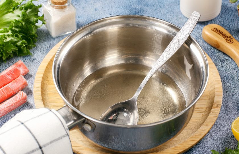 1. Этап. Заправка для роллов для риса: Добавьте сахар, соль и яблочный уксус.