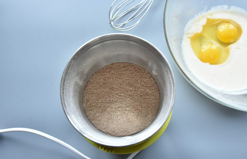 1. Этап. Лепешка без муки на сковороде: Если используете овсяные отруби в хлопьях, рекомендую смолоть их до состояния муки в кофемолке.