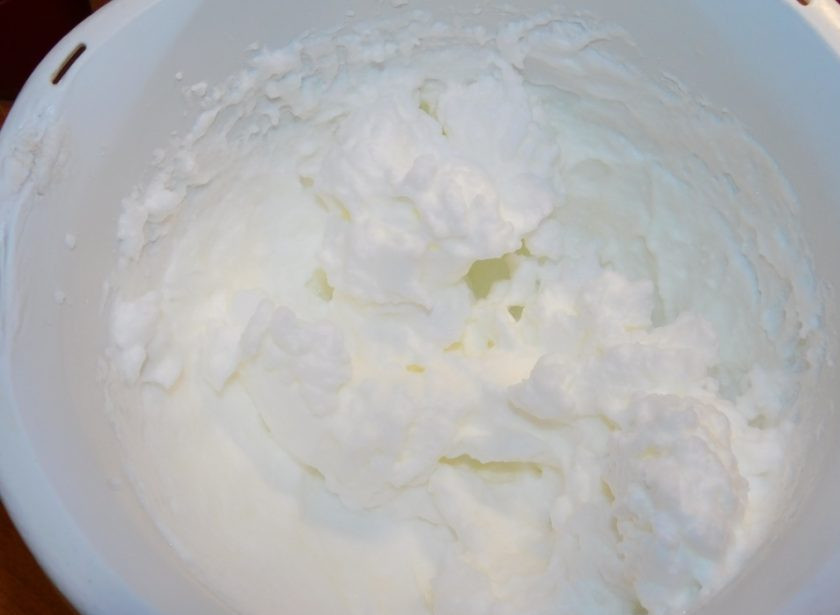 1. Этап. Творожный пудинг с вишней: Отдельно взбейте белки до пышной массы.