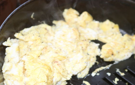 1. Этап. Яичница-болтунья простая: Лопаткой постоянно перемешивайте яичницу.