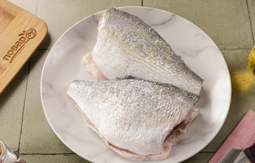 1. Этап. Дорадо в аэрогриле: Срезать хвост рекомендую обязательно, так как он обуглится, а вот голову — на ваше усмотрение. Плавники я так же удаляю ножом, но если лень возиться, то можно оставить.