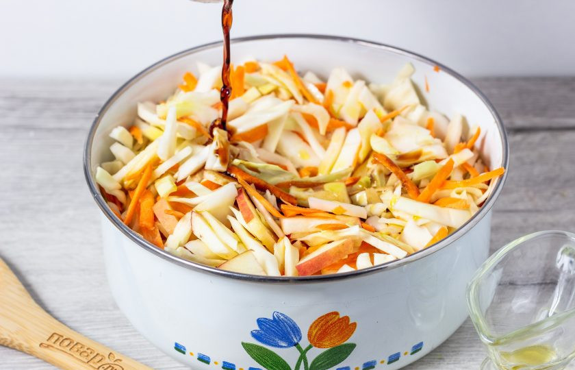 1. Этап. Капуста с соевым соусом: Соевый соус смешайте с маслом и заправьте салат.