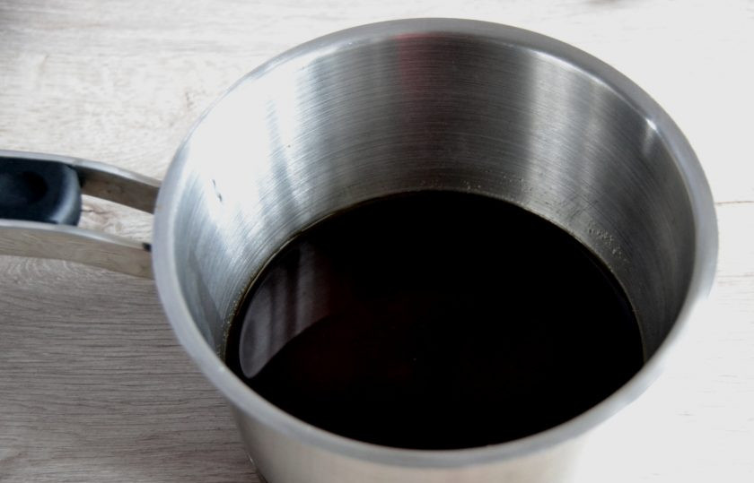 1. Этап. Кофейный торт-суфле: Влейте кофе в сотейник к агар-агару.