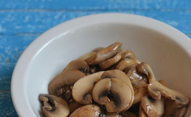 1. Этап. Салат с грибами и картофелем: В сковороде разогрейте небольшое количество растительного масла. Выложите в него нарезанные шампиньоны, обжаривайте их до золотистого цвета.