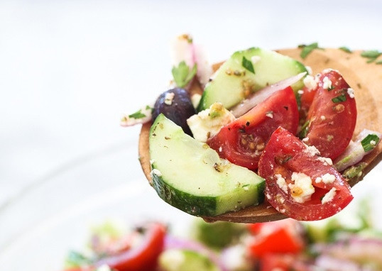 1. Этап. Греческий салат с авокадо: 5. Все, аппетитный салатик готов к подаче. Угощайтесь!