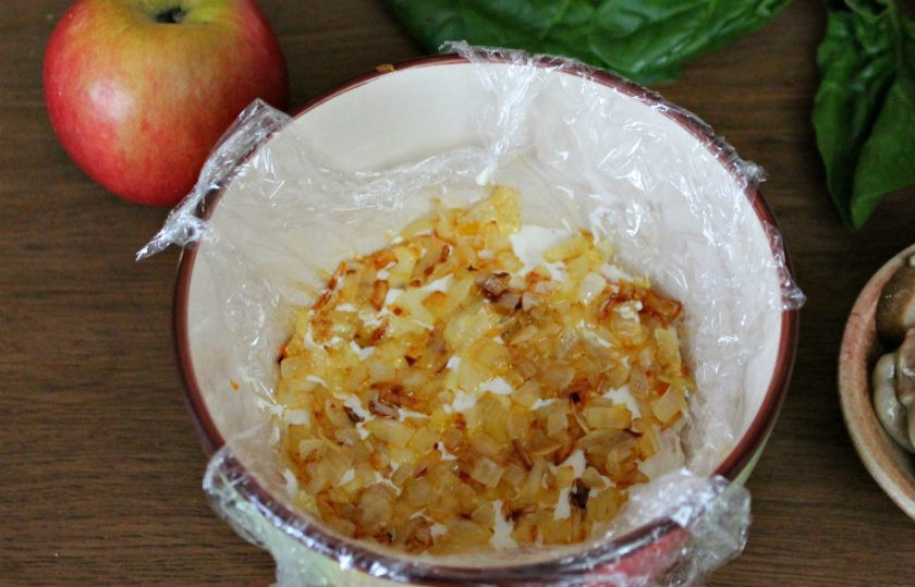 1. Этап. Салат Зимнее солнце: Лук добавляем в салат.