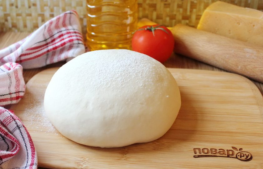 1. Этап. Тесто для пиццы дрожжевое: Тесто достаньте из миски, обомните и готовьте пиццу.