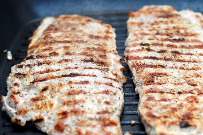 1. Этап. Эскалоп на сковороде: Жарим с каждой стороны минут 5 на среднем огне. Вот и готовы наши эскалопы на сковороде! Подавать можно мясо с овощами, печеным или вареным картофелем. Приятного аппетита!